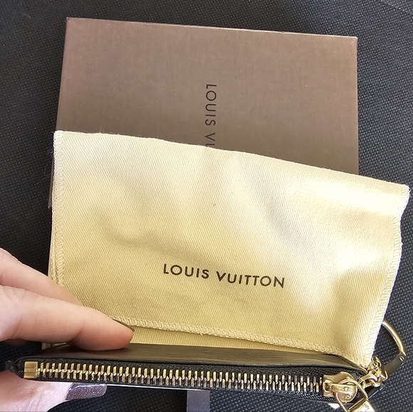 Louis Vuitton Black Epi Leather Key Cles - Picture 5 of 7